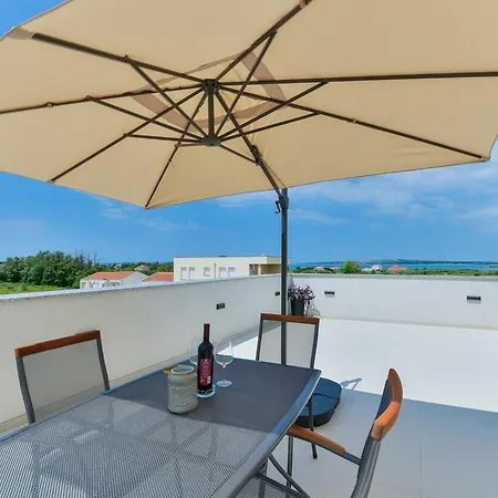 Crowonder Luxury Marijana Apartment